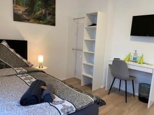 ein Schlafzimmer mit einem Bett und einem Schreibtisch mit Computer in der Unterkunft Checkinn Hotel in Bad Salzuflen + 18 Fotos