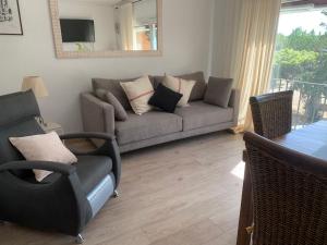 a living room with a couch and a chair at Pals apartament centric in Pals