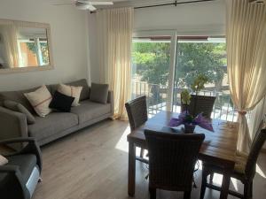a living room with a couch and a table with chairs at Pals apartament centric in Pals