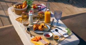 a table with food and drinks on a table at Boat Haus - Casas Flotantes frente a Gibraltar in La Línea de la Concepción
