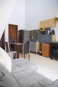 a kitchen with a table and chairs in a room at Flat2 Aconchegante com Cozinha Completa in Sinop