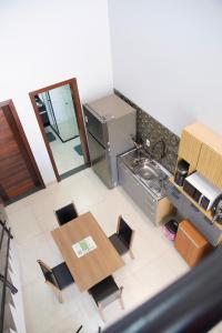 an overhead view of a kitchen with a table and chairs at Flat2 Aconchegante com Cozinha Completa in Sinop +12 photos