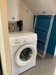 a washer and dryer in a small room at Appartement climatisé 1 à 4 personnes avec belle terrasse in Vidauban