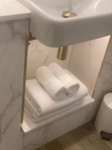 ein Badezimmer mit Waschbecken und weißen Handtüchern in der Unterkunft Silverbirch Hotel in Omagh + 22 Fotos