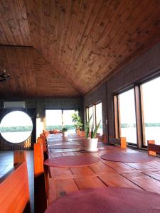 a large room with wooden ceilings and windows at Paraíso Yapeyu in Yapeyú