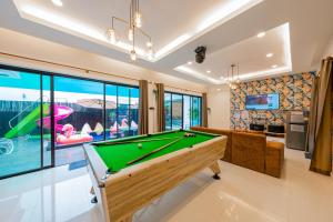 a pool table in a living room with a pool table at Flamingo Na Jomtien in Na Jomtien