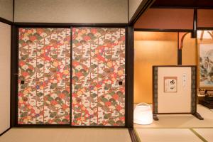 eine Decke an einer Wand in einem Zimmer in der Unterkunft Kyooyado Muromachi in Kyoto