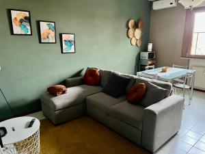 a living room with a couch and a table at Pegaso - bilocale a pochi passi dal centro in Pordenone