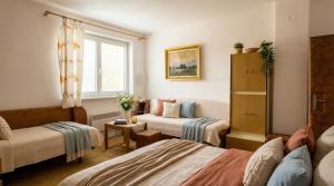 a small room with two beds and a window at CHALUPA V ZÁPADNÝCH TATRÁCH in Bobrovec