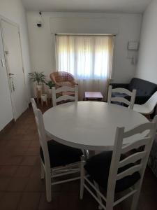 a white table and chairs in a living room at Casa de la Bove in La Cumbre
