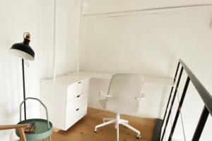 a white desk and a chair in a room at Modernes City-Apartment in Krefeld - BEUYS Apartments Krefeld in Krefeld