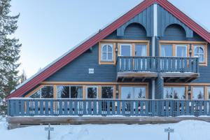 a log home with a large deck at Bakkebyvegen 22A in Trysil