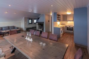 a kitchen and living room with a wooden table at Bakkebyvegen 22A in Trysil