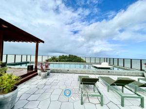 a patio with a view of the ocean at Get Sense By 123Quarto Hospedagem in João Pessoa
