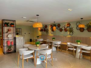 a restaurant with tables and chairs in a room at Get Sense By 123Quarto Hospedagem in João Pessoa
