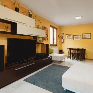a living room with a large flat screen tv at Casa vacanze "INCANTO DEL LAGO" in Corna