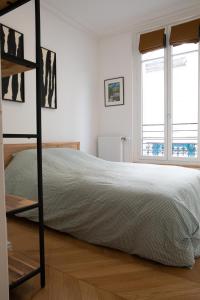 a bedroom with a bunk bed and a window at Au bonheur de Troyes in Troyes