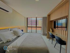 a large bedroom with a large bed and a desk at Get Sense By 123Quarto Hospedagem in João Pessoa +119 photos
