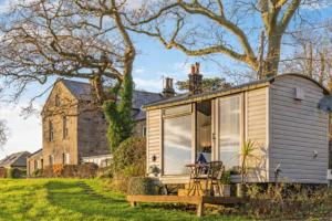 a tiny house in the middle of a yard at Shepherds Hut in Staithes