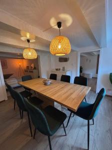 a dining room with a wooden table and chairs at 115 qm Apartment für bis zu 8 Personen mit 4 Schlafzimmern in Lünen