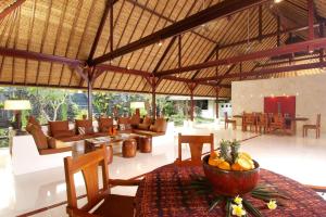 eine Lobby mit einem Tisch und einer Obstschale darauf in der Unterkunft Villa Kanti in Ubud