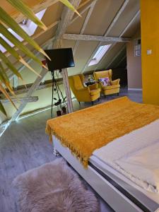 a bedroom with a bed and a room with a chair at Laci Lak in Oradea