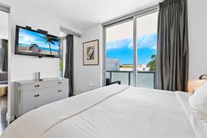 a bedroom with a white bed and a large window at Hotel Miami Beach Convention Center in Miami Beach +106 photos