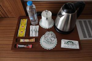 Принадлежности для чая и кофе в YZE Pırlanta Hotel