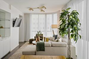 a living room with a couch and a plant at Hotel Miami Beach Convention Center in Miami Beach