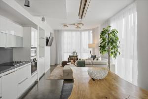 a kitchen and living room with a couch and a table at Hotel Miami Beach Convention Center in Miami Beach