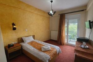 a hotel room with a bed and a balcony at Ducata Hotel - Xirolivado in Xirolívadon
