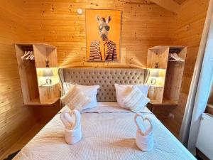 a room with a bed with a picture of a giraffe at Sky-View Chalet am Waldsee in Rieden