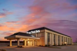a large building with a sign that reads star tree inn at Pear Tree Inn Cape Girardeau West in Cape Girardeau