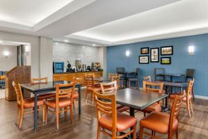 a restaurant with tables and chairs in a room at Pear Tree Inn Cape Girardeau West in Cape Girardeau