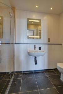 a bathroom with a sink and a shower and a toilet at 3 Bed in Croyde oc-spind in Croyde +20 photos