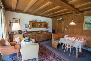 un soggiorno con tavolo e sedie di Pension Landhaus Gasteiger a Kitzbühel