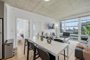 a living room with a white table and chairs at Envitae Hotel 4BR Modern Sleek Apartment in Chicago