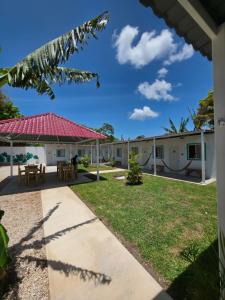 a view of the courtyard of a resort at Hostal Estancia del Agua in Xul-Ha