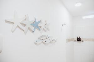 a group of stars hanging on a wall at Hotel Carey Beach Baru in Barú