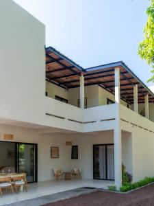 a view of the outside of a house at Miradora House in El Sunzal