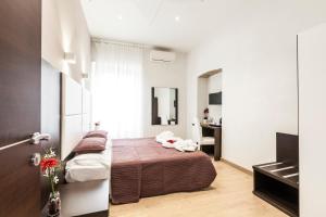 Un dormitorio pequeño con una cama y un baño. en Stardust Rome Guest House, en Roma 35 fotos más