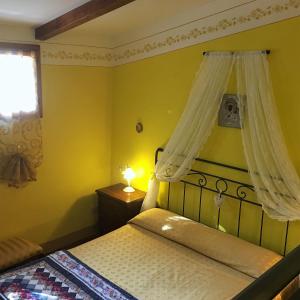 a bedroom with a bed and a window at Agriturismo Il Paradiso in Asciano