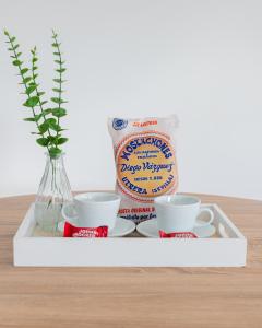 a tray with two cups and a bag of coffee at El Merendero in Utrera