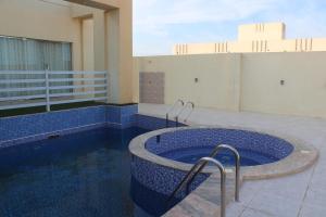 a hot tub on the roof of a building at شاليه درة رأس الجنز Dorrat Ras Al Jinz Chalet in Junayz al Janūbī