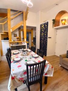 a dining room with a table and chairs at T4 en duplex, résidence atypique en pleine forêt in Yzeron