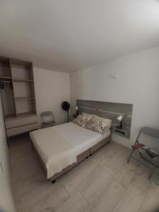 a bedroom with a bed and two chairs in it at Reserva del Peñón Girardot - Apartamento Vacacional Familiar Confort La Esmeralda in Girardot +53 photos
