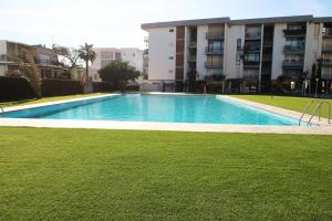 a large swimming pool in front of a building at Apartamento La Torre in Cambrils +23 photos
