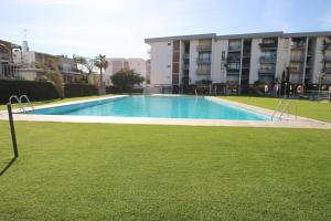 an empty swimming pool in a large apartment building at Apartamento La Torre in Cambrils