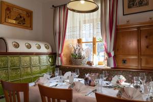a dining room with a table with chairs and a window at Haus Lurnfeld in Baldramsdorf