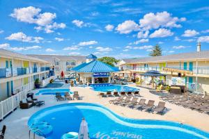 an image of a pool at a hotel at Islander Inn in Put-in-Bay